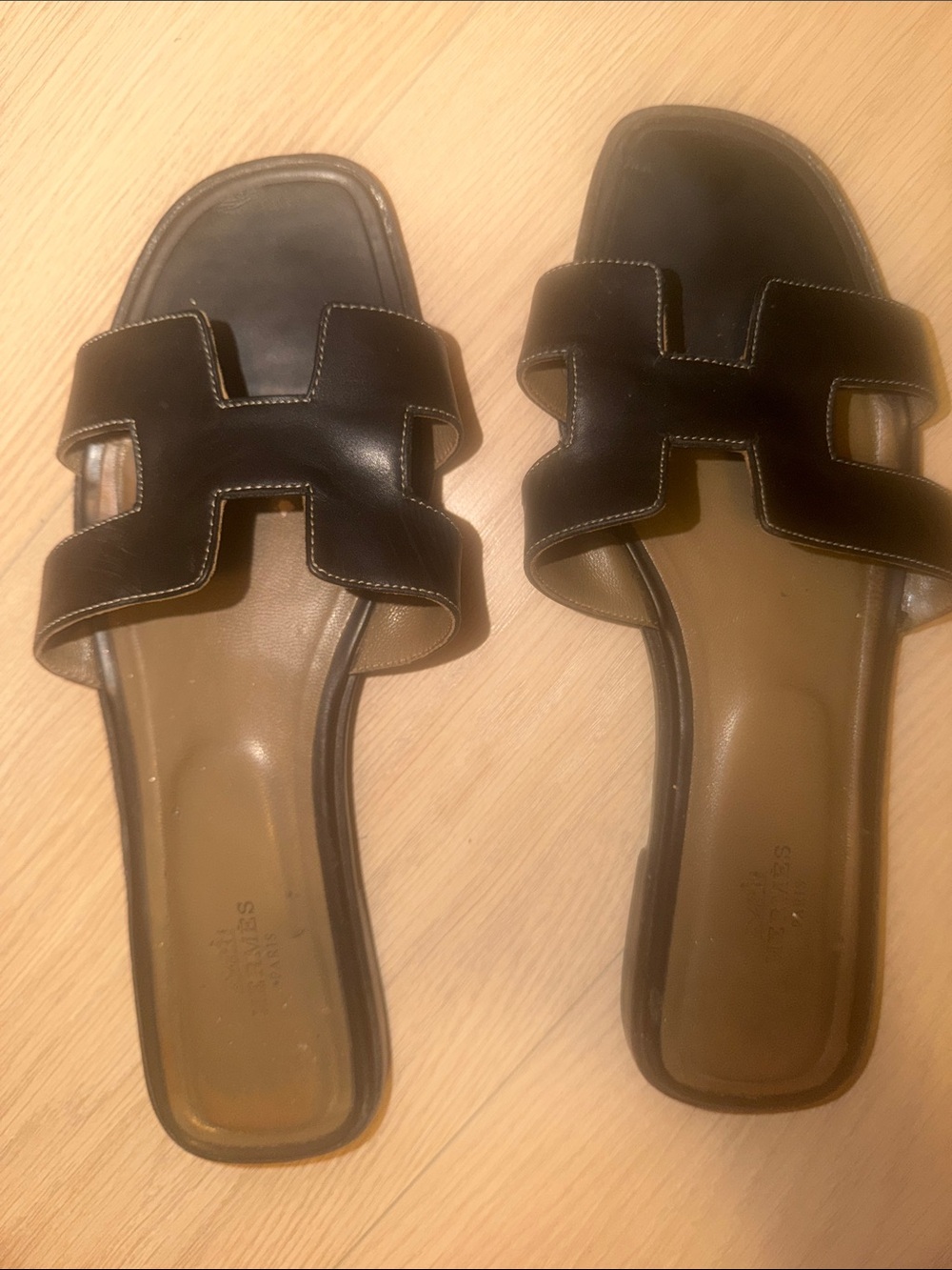 Hermes Oran Authentic Black Leather Slide Sandals - Classic Open-Toe Design